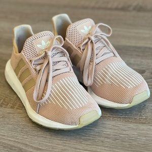 Adidas Swift Run sneakers: sz 6, color Ash Pearl